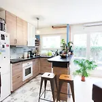 Superb Bright Apt With Patio